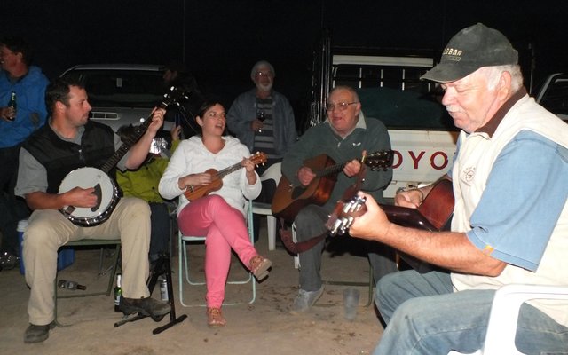Manie Groenewald en sy Boeremusiekmanne op hul stukke tydens die Brugpartytjie